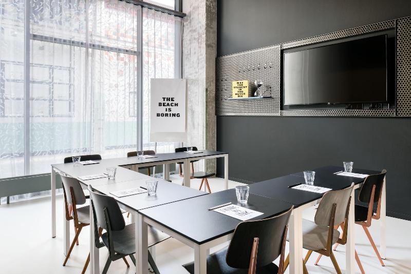 The Social Hub Maastricht Hotel Екстериор снимка